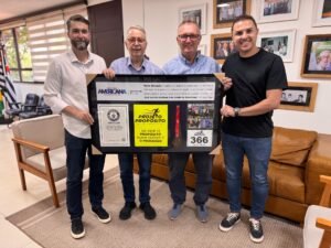 Prefeitura de Americana recebe homenagem do maratonista e recordista mundial Hugo Farias