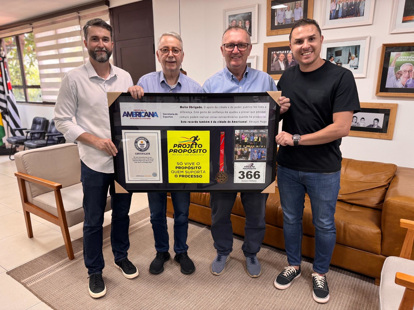 Prefeitura de Americana recebe homenagem do maratonista e recordista mundial Hugo Farias