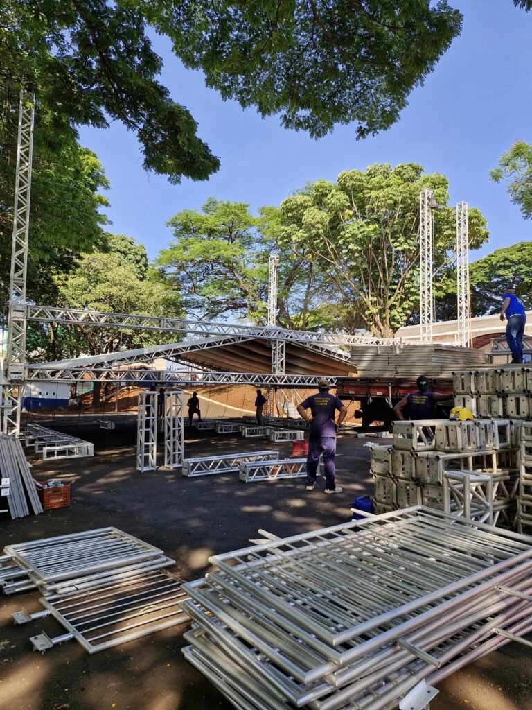 Começa a montagem da estrutura do primeiro Celebra Americana, festival gospel que acontece neste fim de semana