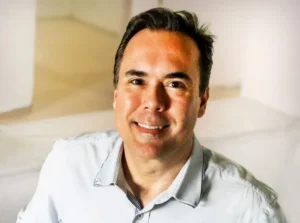 Denis Andia anuncia reedição de decreto que garante manutenção de APAEs e instituições de educação especializada