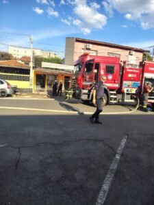 GAMA e Bombeiros salvam quatro crianças e um cachorro de incêndio em Americana