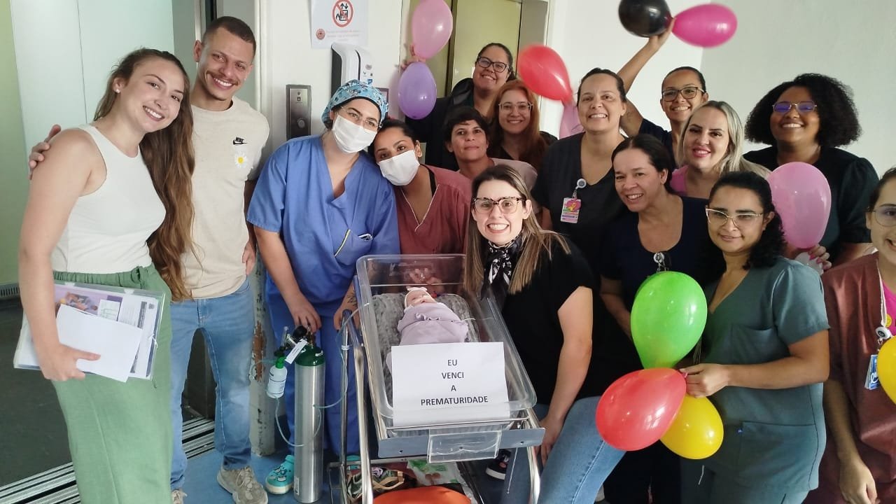 História da pequena Helena simboliza a força das famílias e das equipes no cuidado aos prematuros