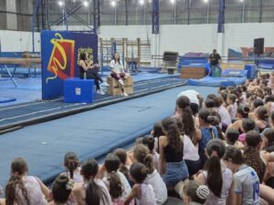 Medalhista olímpica Julia Soares inspira jovens atletas durante visita ao Centro Cívico de Americana