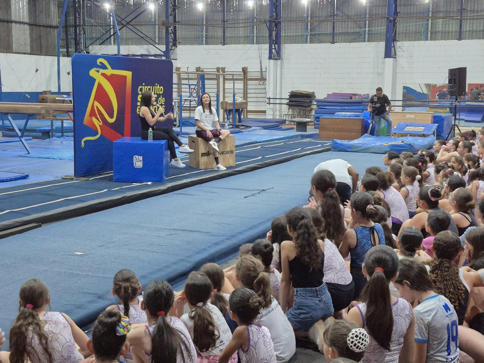 Medalhista olímpica Julia Soares inspira jovens atletas durante visita ao Centro Cívico de Americana