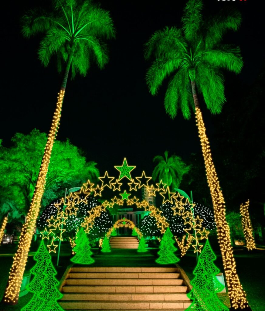 Prefeitura de Americana realiza montagem da decoração de Natal na Praça Comendador Müller e no Portal