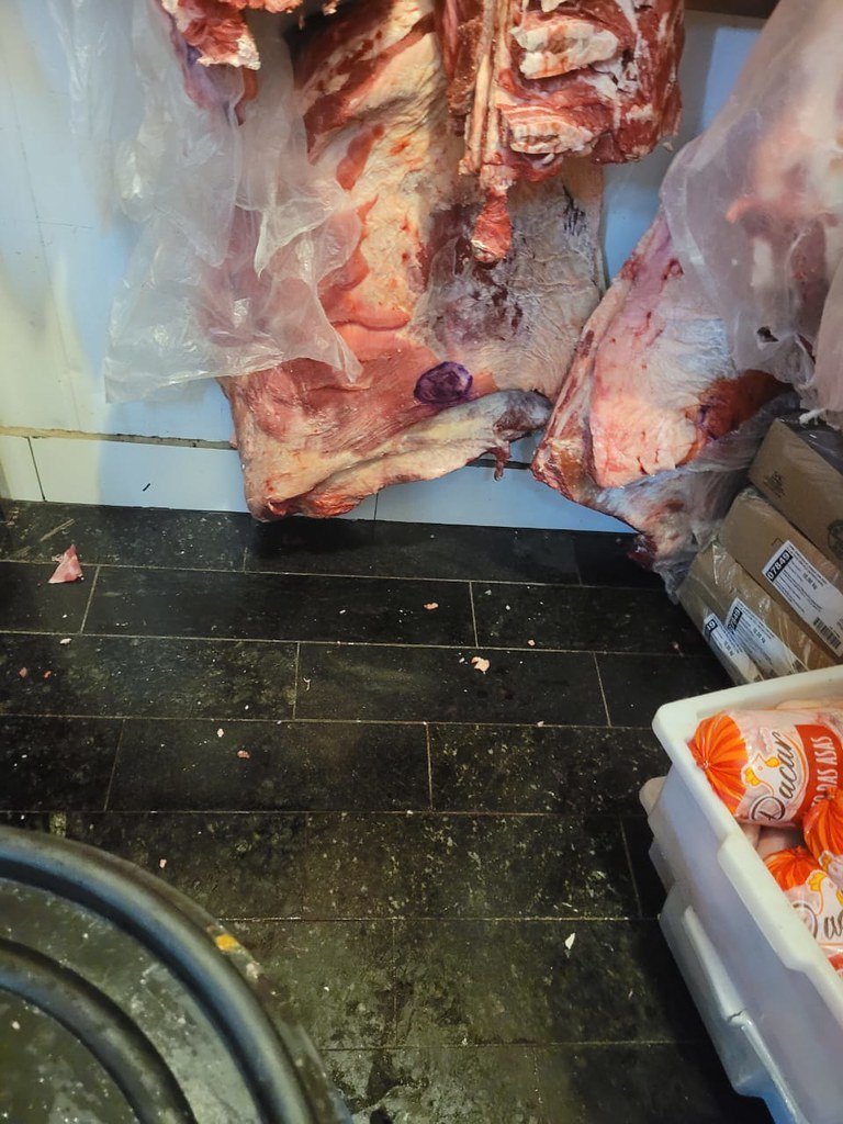Vigilância Sanitária de Americana interdita açougue de supermercado e apreende alimentos irregulares