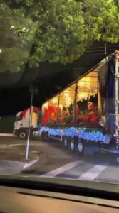 Carreta de Natal do Pernas da Alegria promete encantamento, música e inclusão pelas ruas de Americana no dia 21