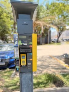 Decisão judicial derruba suspensão e mantém funcionamento do estacionamento rotativo em Americana