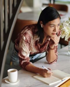 Jovens empreendedores Empresas juniores viram porta de entrada para negócios reais