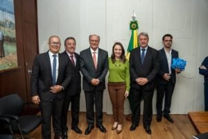Leco Soares solicita investimentos do governo federal para criação de laboratório avançado de pesquisa em autismo