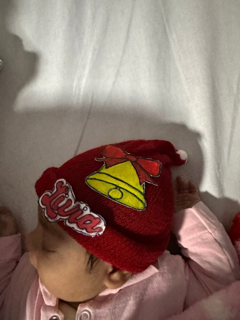 Maternidade do HM confecciona toucas natalinas para bebês nascidos na unidade