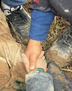 Menino de 10 anos desaparecido é encontrado vivo após dias soterrado na Turquia