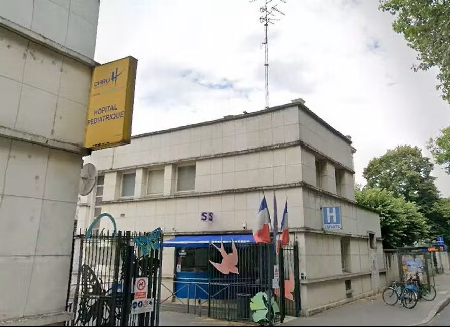 Menino de 9 anos dispara acidentalmente contra a própria cabeça após encontrar arma na casa de amigo