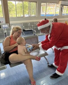 Papai Noel leva alegria e presentes às crianças no Hospital Municipal de Americana