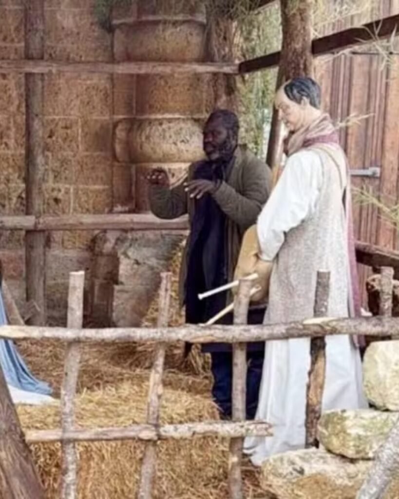 Para fugir da polícia, homem se disfarça de estátua em presépio real, mas prefeito percebe tudo