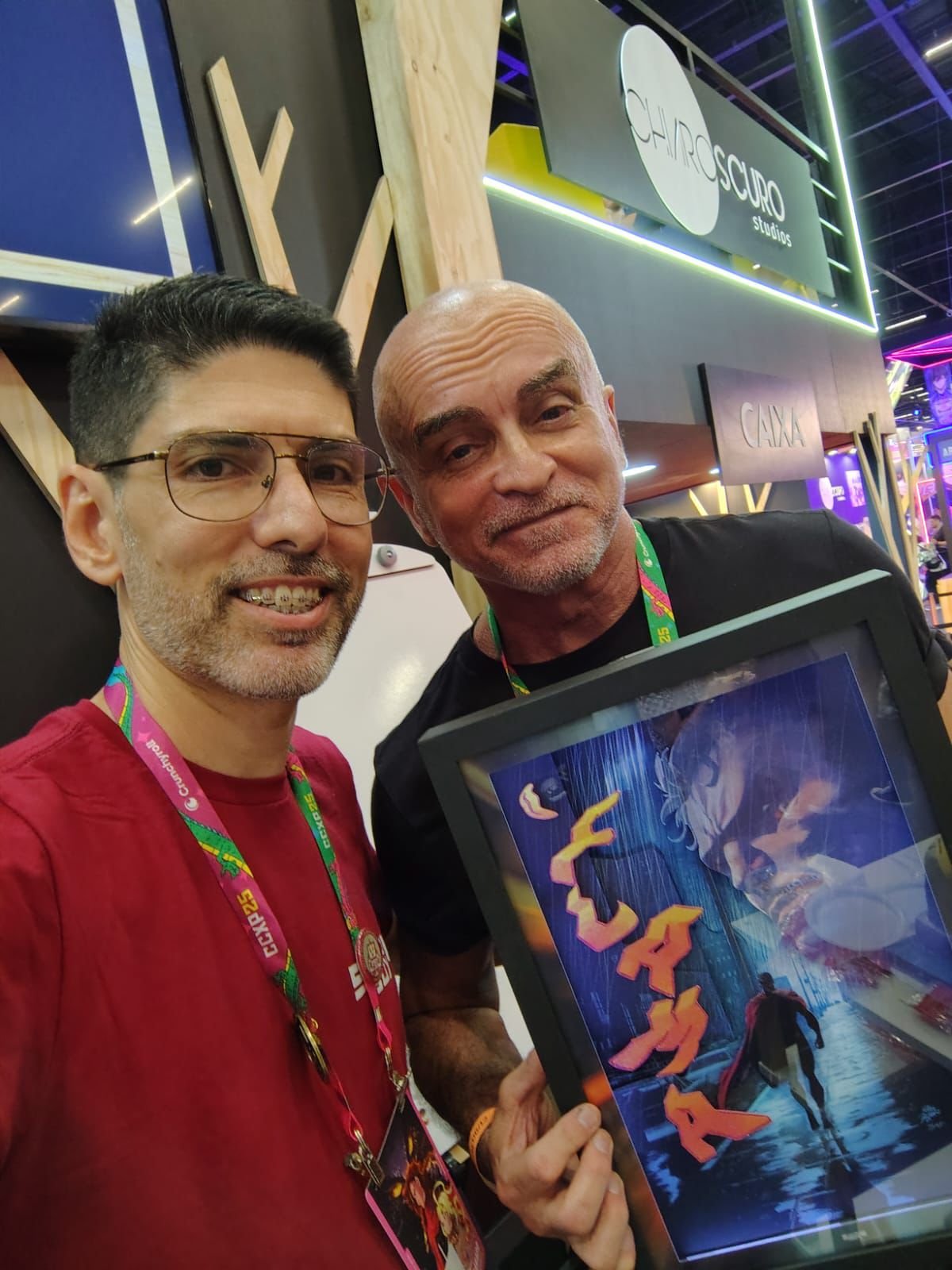 Professor da FAM entrega Shadowbox exclusiva ao quadrinista ex-Marvel Mike Deodato na CCXP 2025