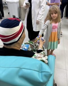 Unacon realiza ação nutricional com degustação de shake para pacientes oncológicos