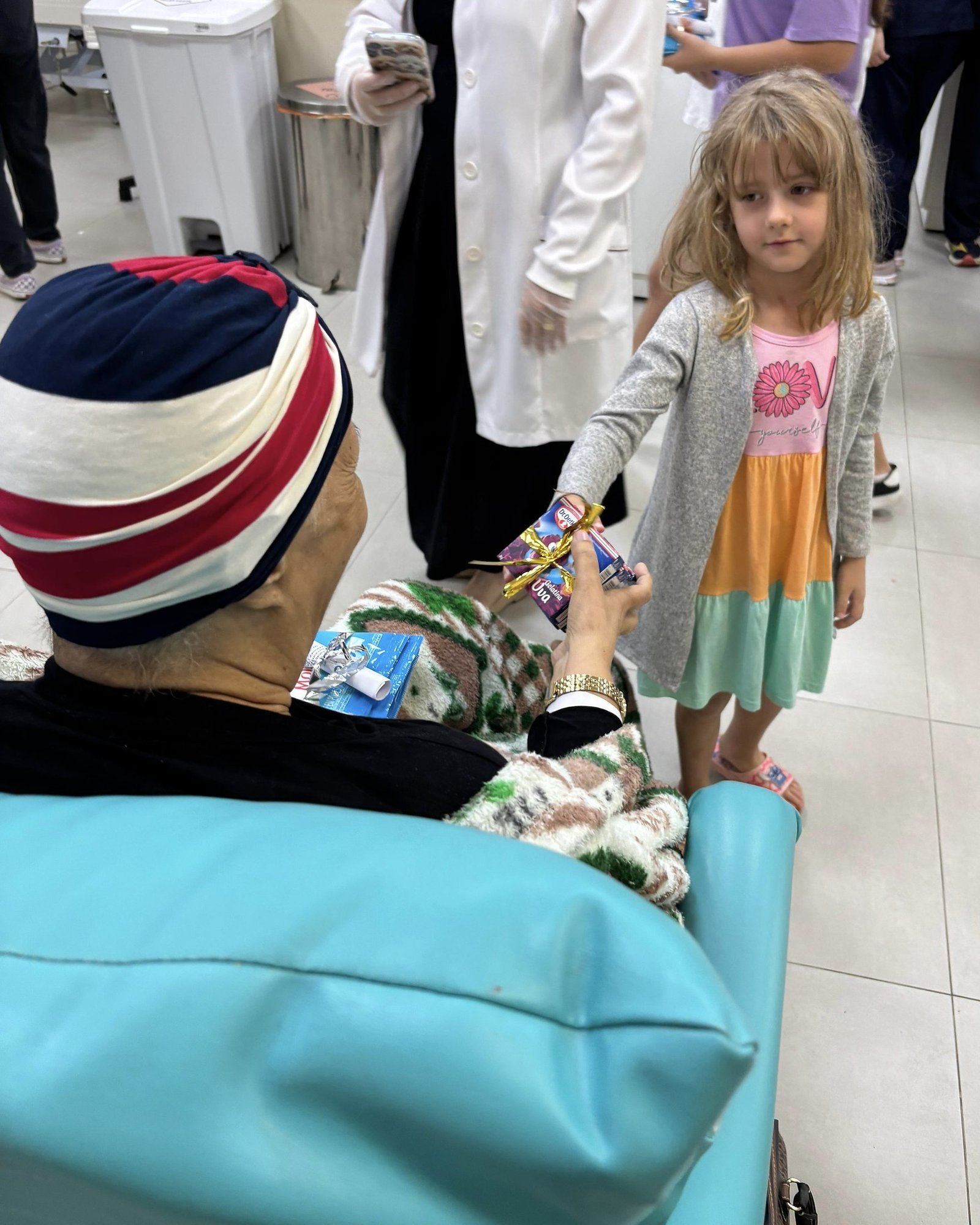 Unacon realiza ação nutricional com degustação de shake para pacientes oncológicos