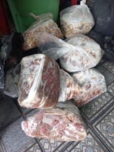 Vigilância Sanitária de Americana descarta mais de 720 kg de alimentos impróprios em açougue no Zanaga