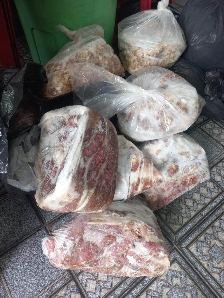 Vigilância Sanitária de Americana descarta mais de 720 kg de alimentos impróprios em açougue no Zanaga