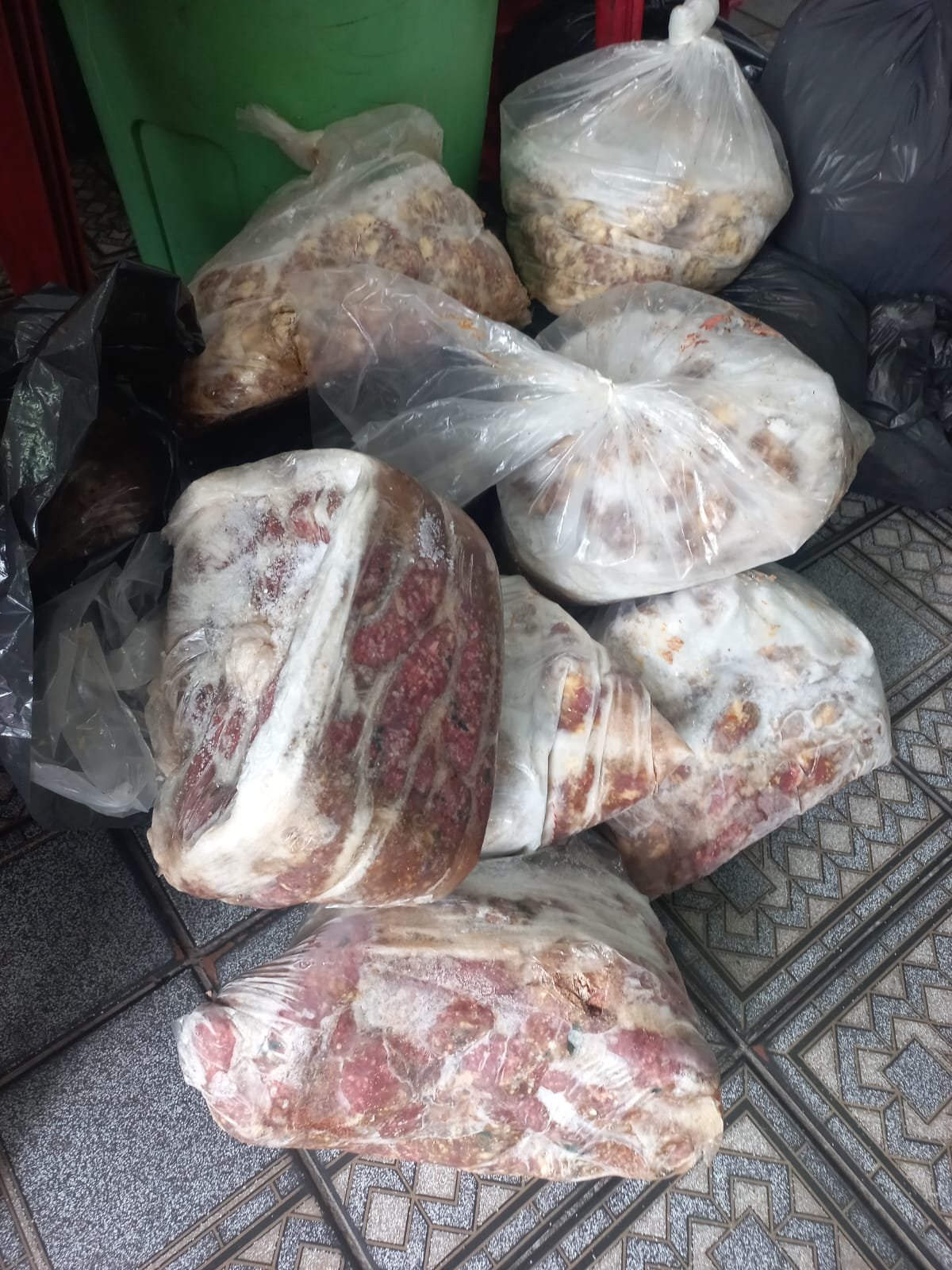 Vigilância Sanitária de Americana descarta mais de 720 kg de alimentos impróprios em açougue no Zanaga