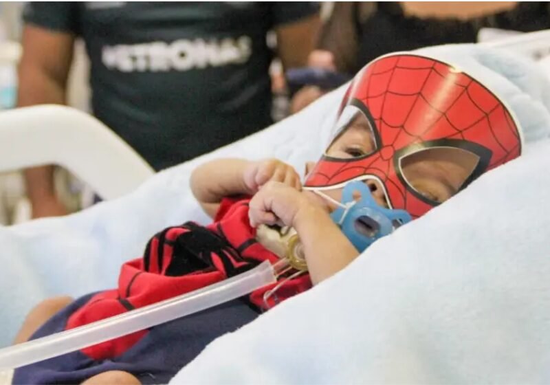 Bebê prematuro que nasceu com 620 gramas recebe alta vestido de Homem-Aranha