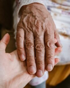 Filho convive por 15 dias com corpo da mãe morta dentro de casa no Paraná