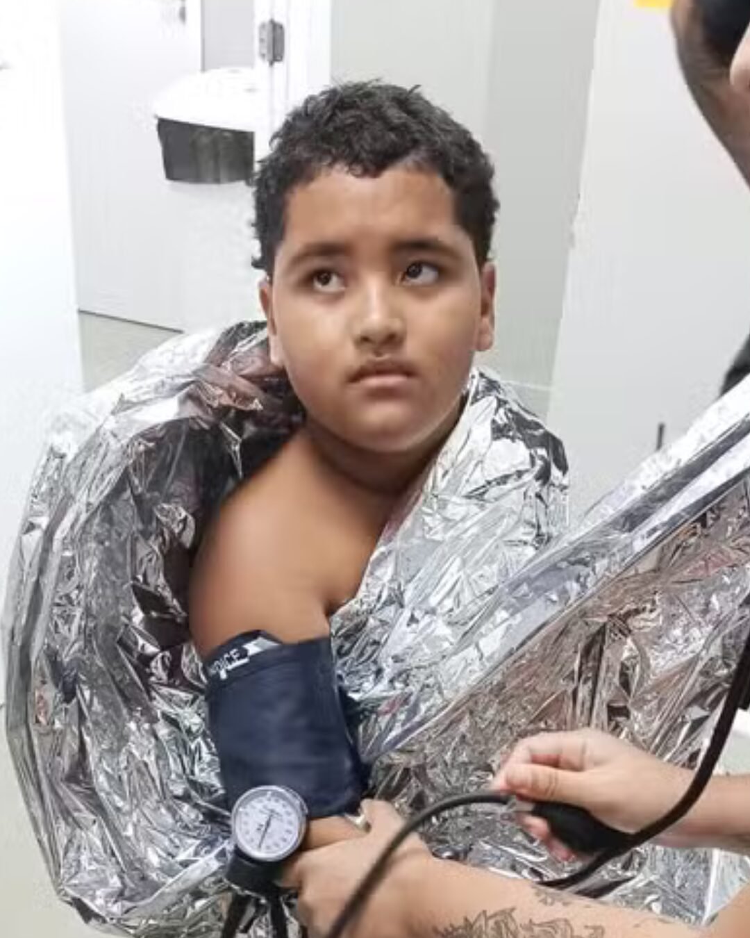 Menino de 10 anos é encontrado com vida após ficar 8 horas no mar à deriva