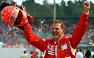 Michael Schumacher não está mais acamado e assiste F1 pela TV, afirma jornal inglês