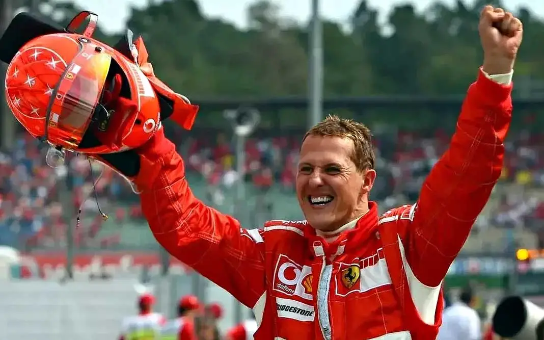 Michael Schumacher não está mais acamado e assiste F1 pela TV, afirma jornal inglês