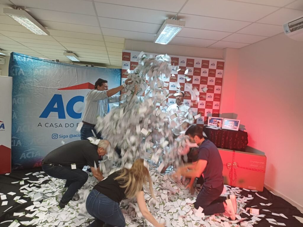 Moradora do Jardim Santana ganha carro da ACIA