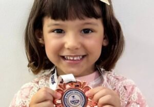 Brasileira de 4 anos conquista medalha internacional em Olimpíada de Matemática