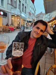 Brasileiro morre após cair em canal de Amsterdã ao voltar de festa