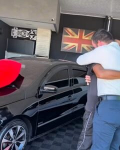 Patrão surpreende funcionário com carro 0 km após anos de parceria no trabalho