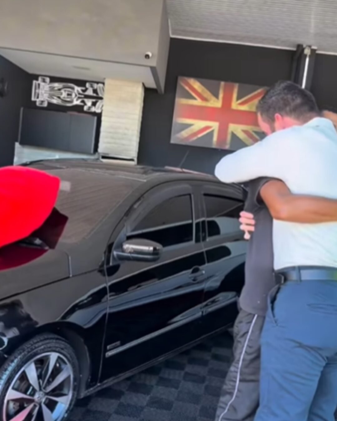 Patrão surpreende funcionário com carro 0 km após anos de parceria no trabalho