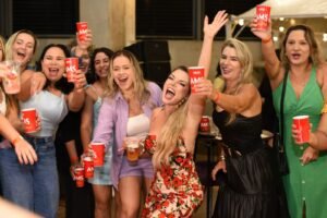 “Boteco Delas” é sucesso em parceria entre supermercados São Vicente e Grupo Heineken
