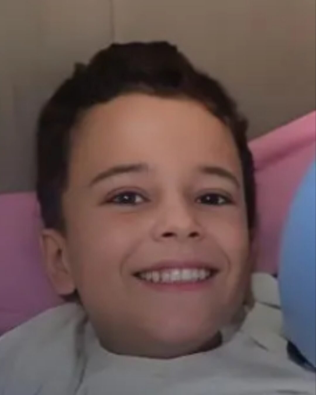 Menino que caiu do segundo andar de prédio recebe alta e está bem