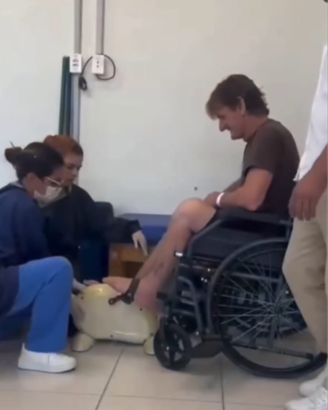 Idoso que recebeu polilaminina após ter tratamento negado pela Justiça começa a mexer as pernas