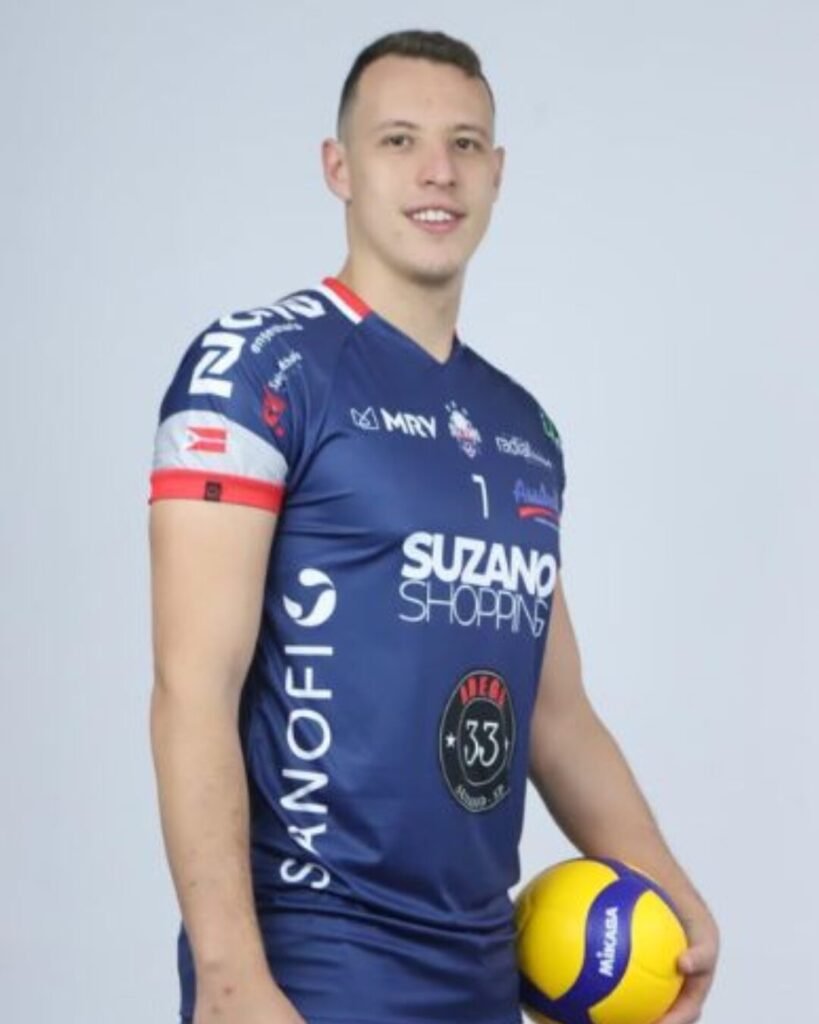 Jogador de vôlei tetraplégico volta a mexer o braço após tratamento com polilaminina