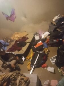 Mãe é presa por abandono de incapaz após filhos serem encontrados sozinhos na rua de madrugada em Santa Bárbara