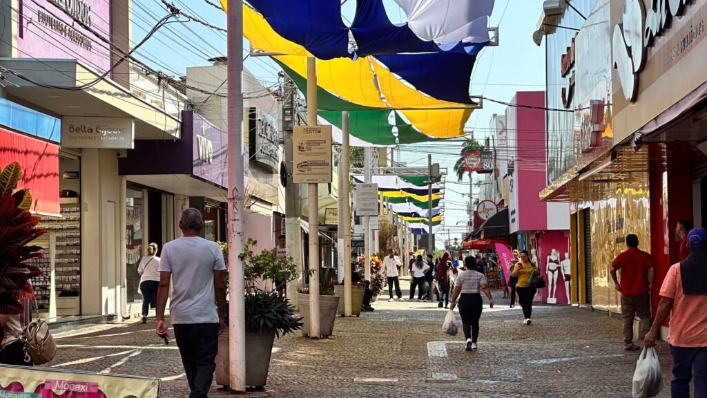 Calçadão do Centro de Americana recebe novos tecidos de cobertura com as cores do Brasil