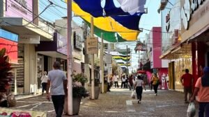 Calçadão do Centro de Americana recebe novos tecidos de cobertura com as cores do Brasil