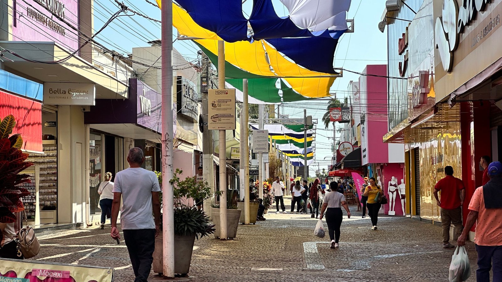 Calçadão do Centro de Americana recebe novos tecidos de cobertura com as cores do Brasil