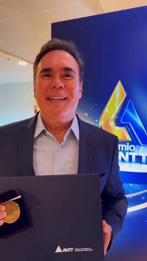 Denis Andia recebe prêmio da ANTT por mérito institucional em Brasília