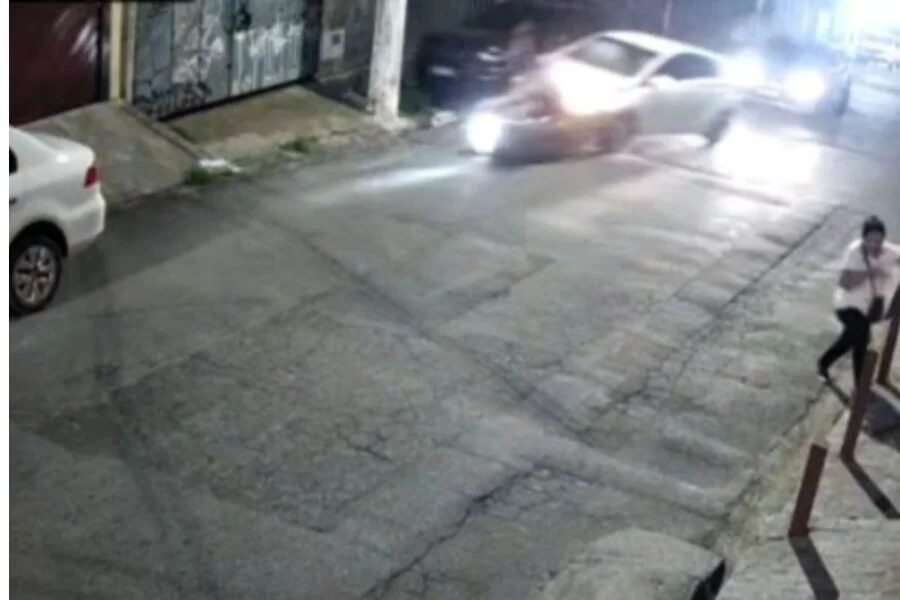 Homem atropela e arrasta ex-namorada com carro, mas vítima consegue fugir mesmo ferida
