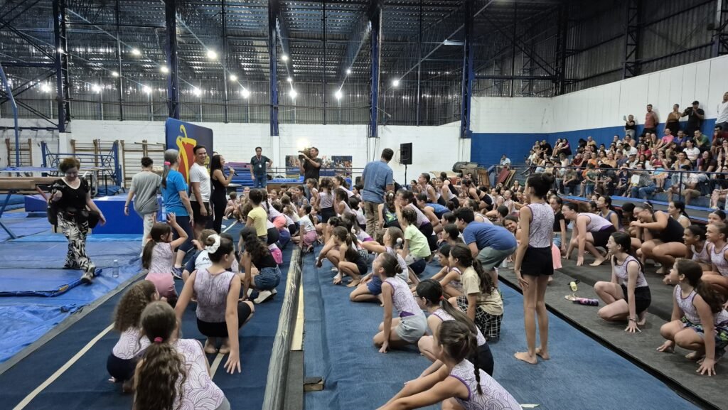 Americana disputa competições de vôlei, handebol e ginástica artística nesta sexta e sábado