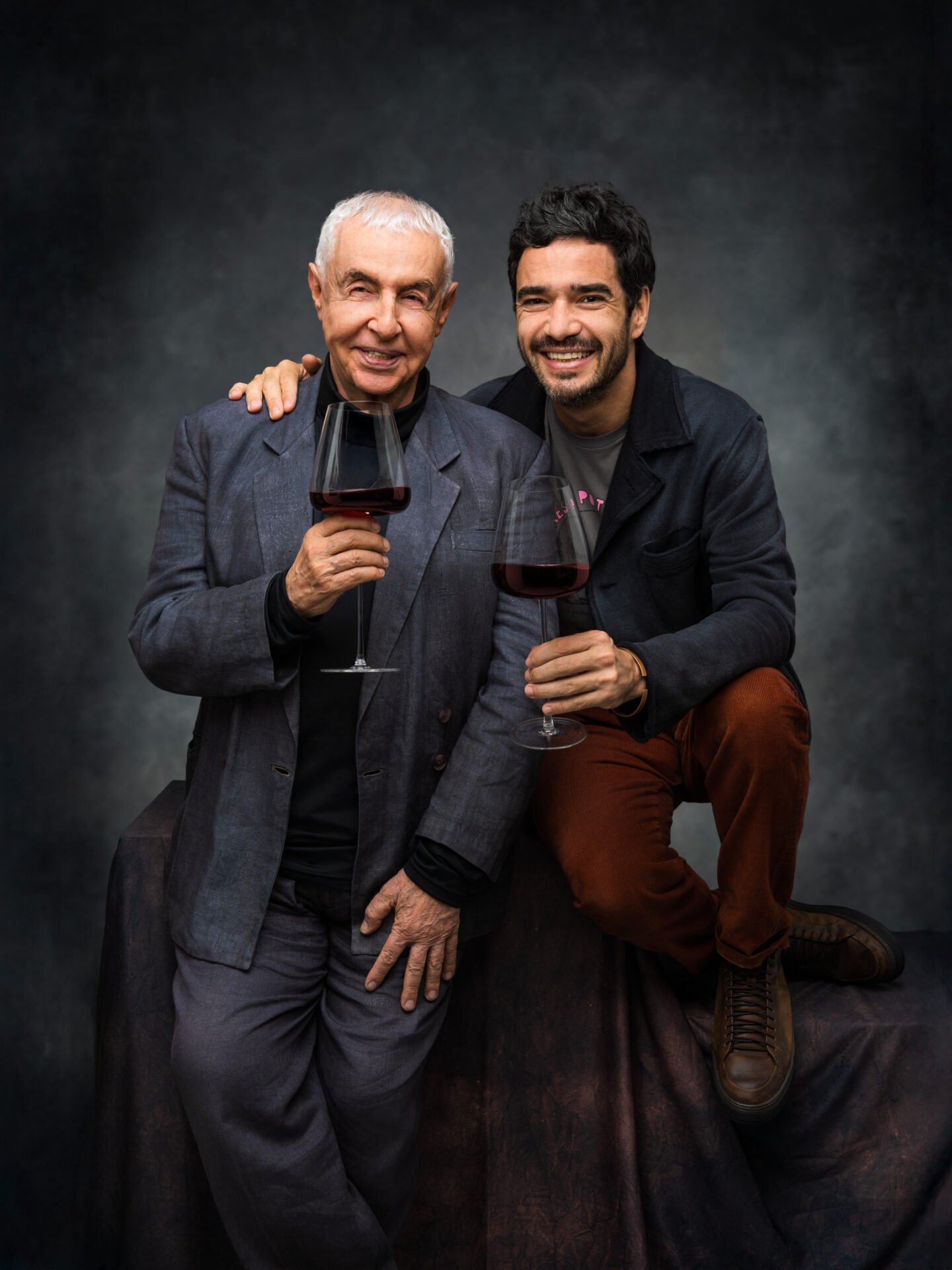 Peça no Teatro Municipal de Americana reúne Caio Blat e Elias Andreato em um brinde ao passado