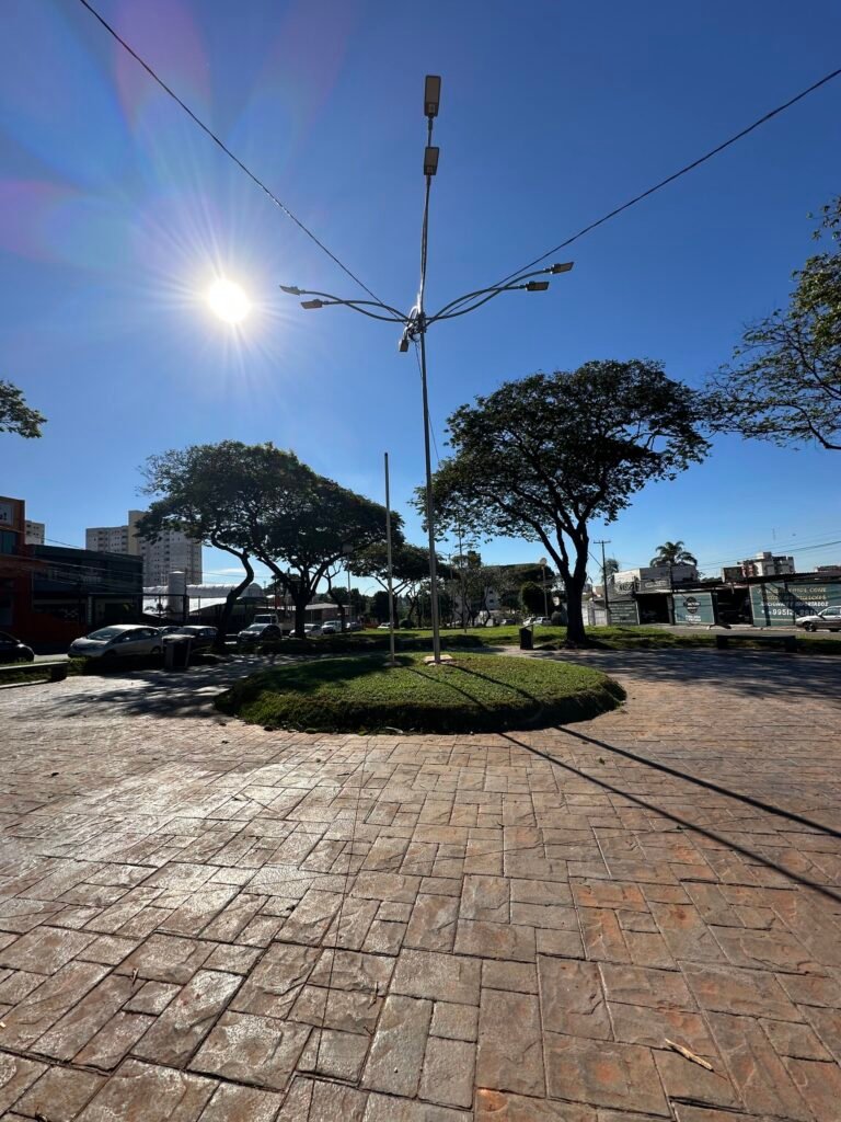 Prefeitura instala iluminação de LED na Praça Antônio Faé e entrega revitalização na próxima segunda