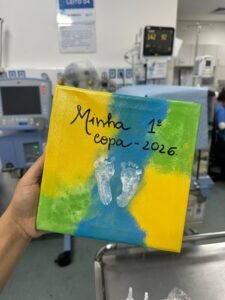 UTI Neonatal do HM eterniza pezinhos de recém-nascidos em quadros inspirados na Copa do Mundo