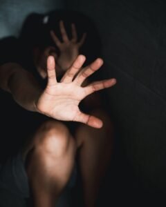 Bebê é encontrado mamando no peito da mãe após mulher ser vítima de feminicídio